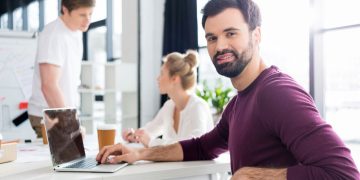 Pessoas em escritório - Créditos: depositphotos.com / TarasMalyarevich