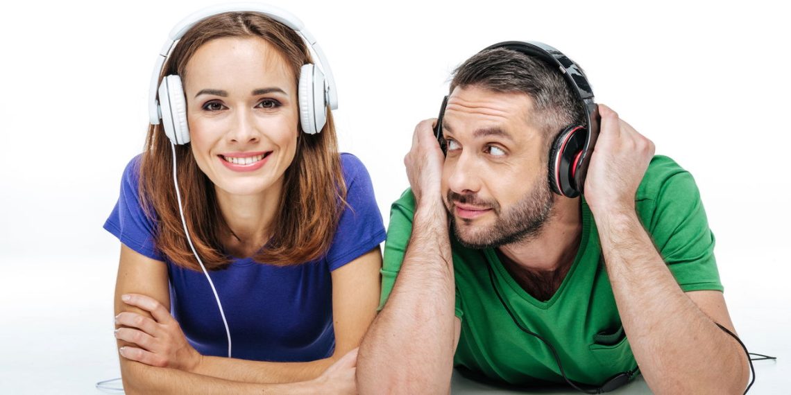 Homem e mulher escutando música com headset - Créditos: depositphotos.com / AndrewLobov