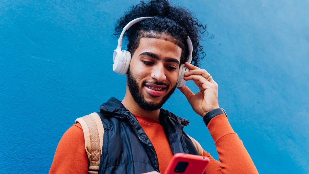 Homem ouvindo música com headset - Créditos: depositphotos.com / Daniel.D.G.