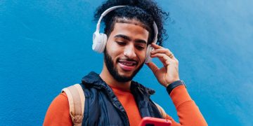 Homem ouvindo música com headset - Créditos: depositphotos.com / Daniel.D.G.