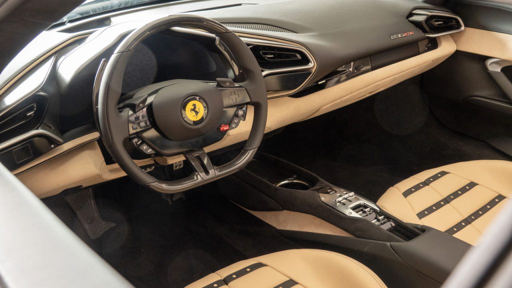 Interior de Ferrari 296 GTB - Créditos: depositphotos.com / oleschwander