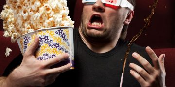 Homem assustado vendo filme - Créditos: depositphotos.com / Nomadsoul1