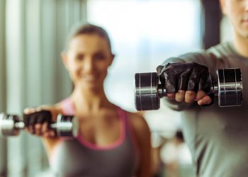 Casal com halteres na mão - Créditos: depositphotos.com / GeorgeRudy