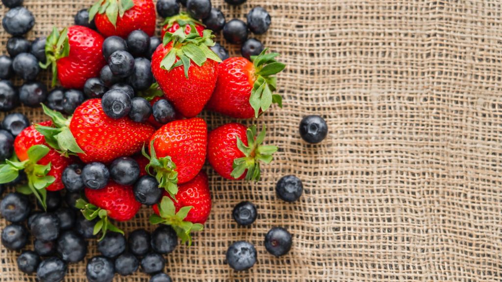 Frutas vermelhas - Morango e uvas pretas - Créditos: depositphotos.com / IgorVetushko