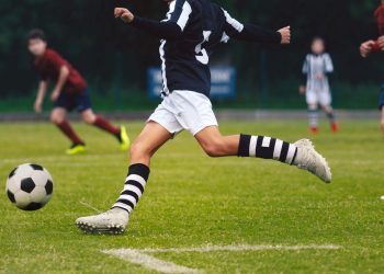 Jogo de futebol - Créditos: depositphotos.com / matimix