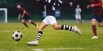 Jogo de futebol - Créditos: depositphotos.com / matimix