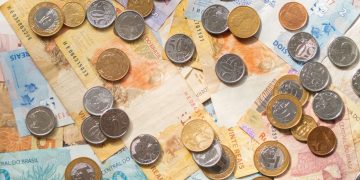 Dinheiro e moedas do Brasil - Créditos: depositphotos.com / gustavomello162.hotmail.com