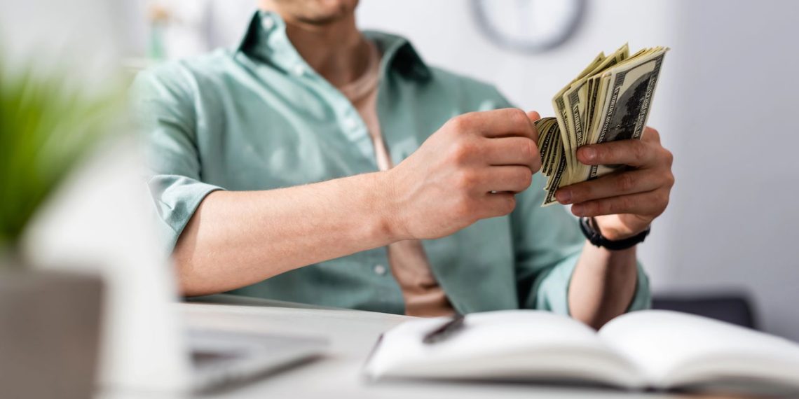 Homem contando dinheiro - Créditos: depositphotos.com / HayDmitriy