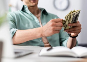 Homem contando dinheiro - Créditos: depositphotos.com / HayDmitriy