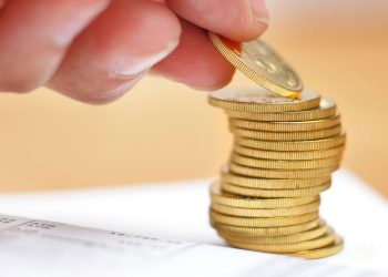 Juntar dinheiro - Créditos: depositphotos.com / leungchopan