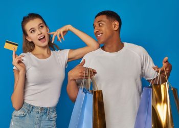 Casal fazendo compras - Créditos: depositphotos.com / IgorVetushko