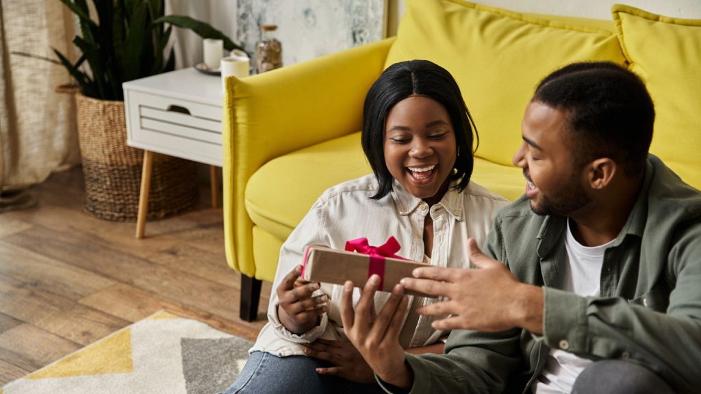 Homem presenteando amiga - Créditos: depositphotos.com / AllaSerebrina