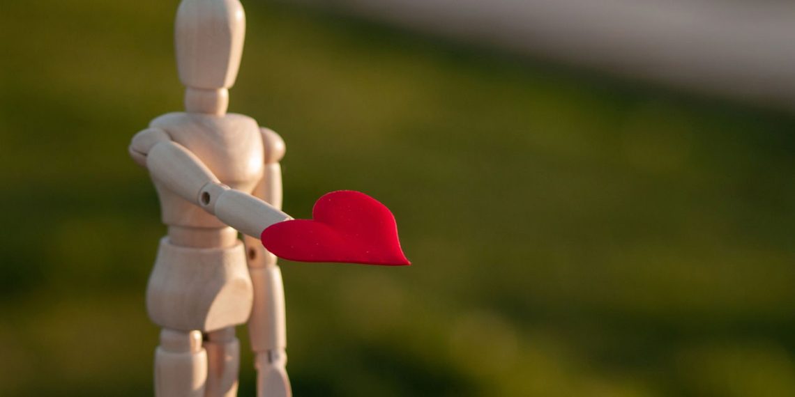 Boneco com coração na mão - Créditos: depositphotos.com / anuskiserrano