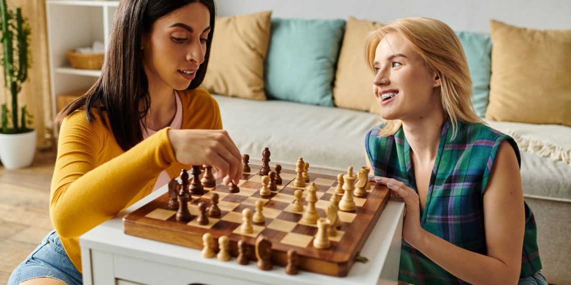 Amigas jogando xadrez - Créditos: depositphotos.com / HayDmitriy