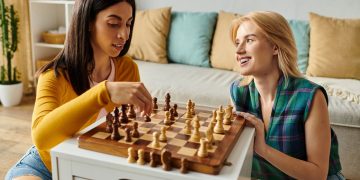 Amigas jogando xadrez - Créditos: depositphotos.com / HayDmitriy