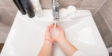 Lavar mãos - Créditos: depositphotos.com / AllaSerebrina