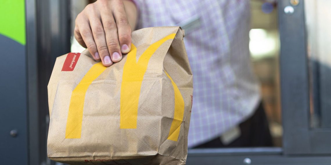 Atendente de McDonalds - Créditos: depositphotos.com / gargantiopa1