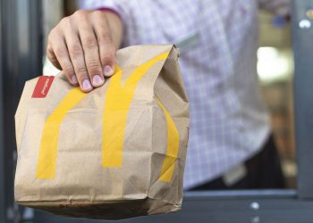 Atendente de McDonalds - Créditos: depositphotos.com / gargantiopa1