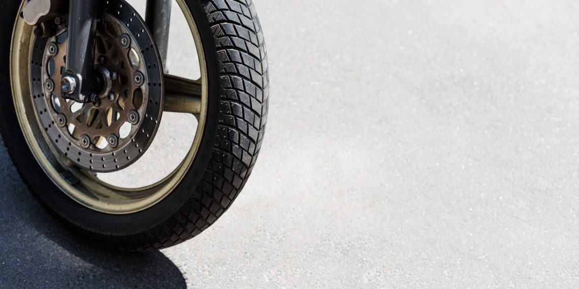 Pneu frontal de motocicleta - Créditos: depositphotos.com / Y-Boychenko