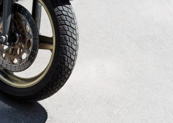 Pneu frontal de motocicleta - Créditos: depositphotos.com / Y-Boychenko