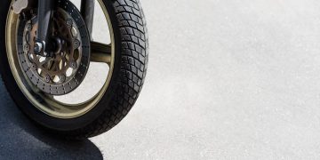 Pneu frontal de motocicleta - Créditos: depositphotos.com / Y-Boychenko