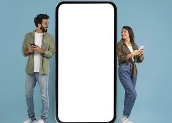 Homem e mulher separados por celular - Créditos: depositphotos.com / Milkos
