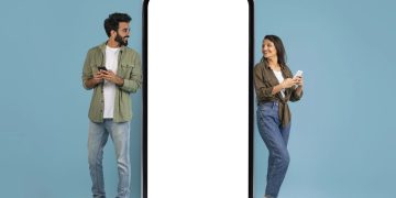 Homem e mulher separados por celular - Créditos: depositphotos.com / Milkos