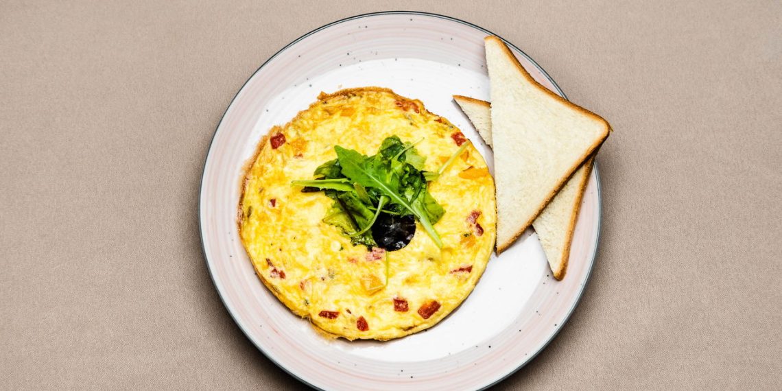 Omelete e pão de forma - Créditos: depositphotos.com / HayDmitriy