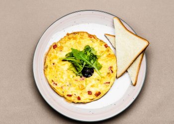 Omelete e pão de forma - Créditos: depositphotos.com / HayDmitriy