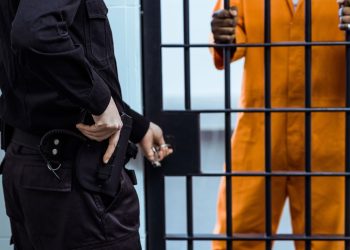 Policial de penitenciária - Créditos: depositphotos.com / ArturVerkhovetskiy