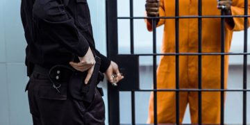 Policial de penitenciária - Créditos: depositphotos.com / ArturVerkhovetskiy