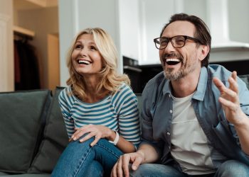 Casal assistindo e rindo - Créditos: depositphotos.com / AndrewLozovyi