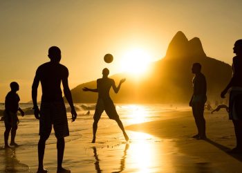 Pessoas jogando "altinha" em praia no Rio de Janeiro - Créditos: depositphotos.com / rmnunes