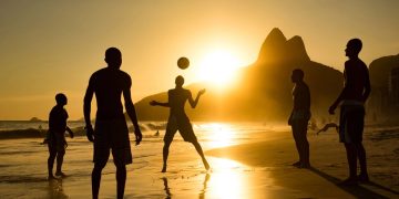 Pessoas jogando "altinha" em praia no Rio de Janeiro - Créditos: depositphotos.com / rmnunes