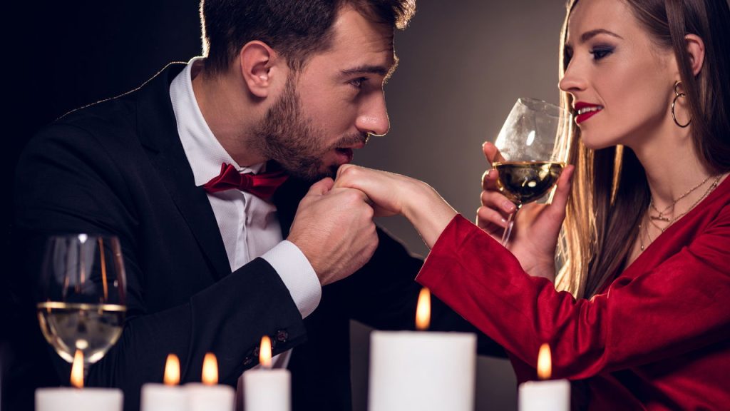 Jantar romântico - Créditos: depositphotos.com / ArturVerkhovetskiy