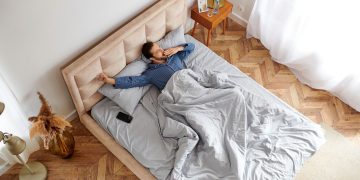 Homem acordando de manhã - Créditos: depositphotos.com / HayDmitriy