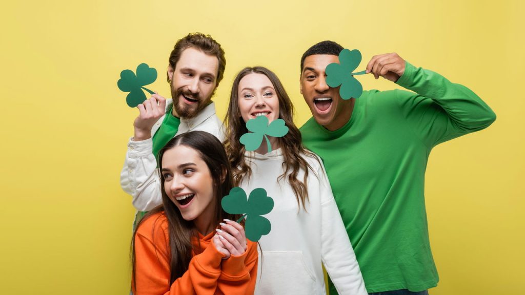 quatro pessoas com trevo de quatro folhas - Créditos: depositphotos.com / HayDmitriy