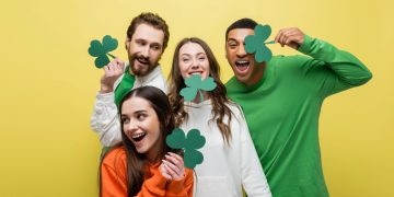 quatro pessoas com trevo de quatro folhas - Créditos: depositphotos.com / HayDmitriy