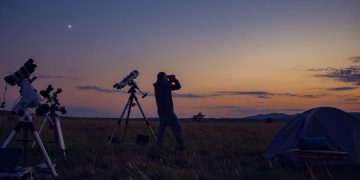 Homem observando o céu - Créditos: depositphotos.com / milangucci