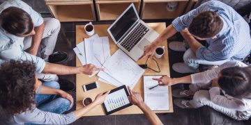 Pessoas trabalhando - Créditos: depositphotos.com / GeorgeRudy