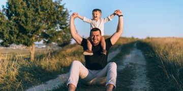 Pai e filho na natureza - Créditos: depositphotos.com / KateGrishekinaBO