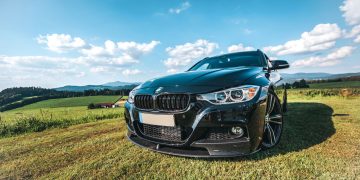 BMW na grama - Créditos: depositphotos.com / huettenhoelscher