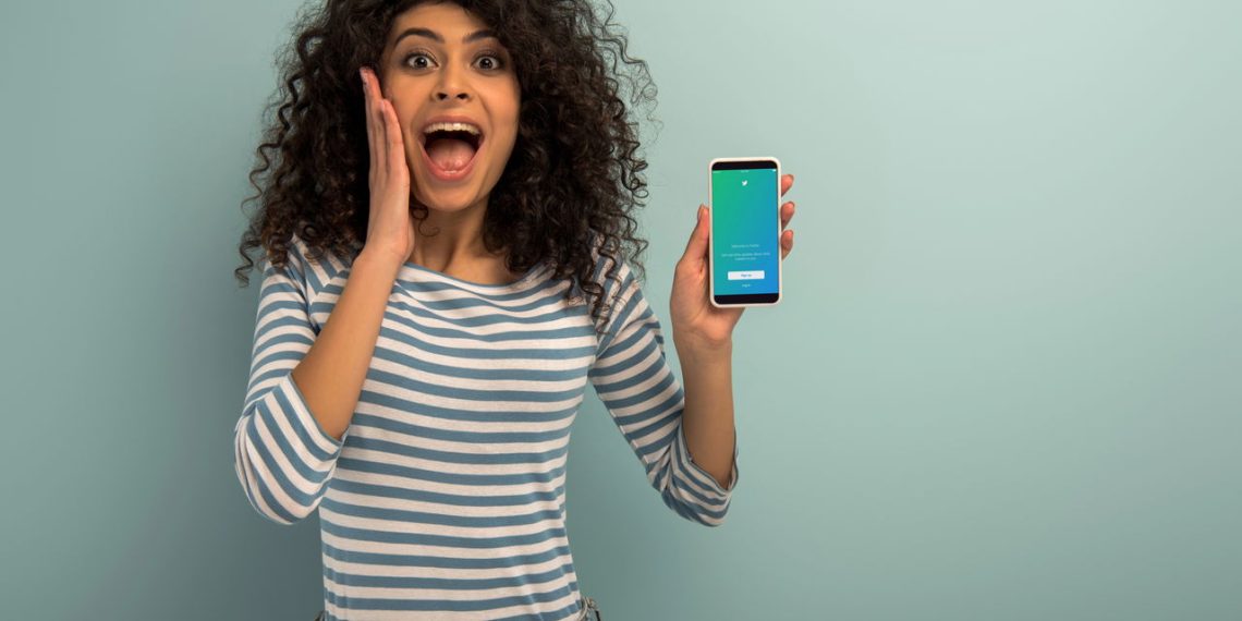 Representação de jovem surpresa com notícia de Twitter - Créditos: depositphotos.com / AndrewLozovyi