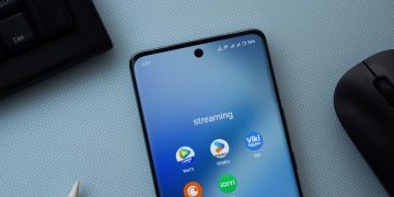 Celular com Rakuten Viki - Créditos: depositphotos.com / Mojahid_Mottakin