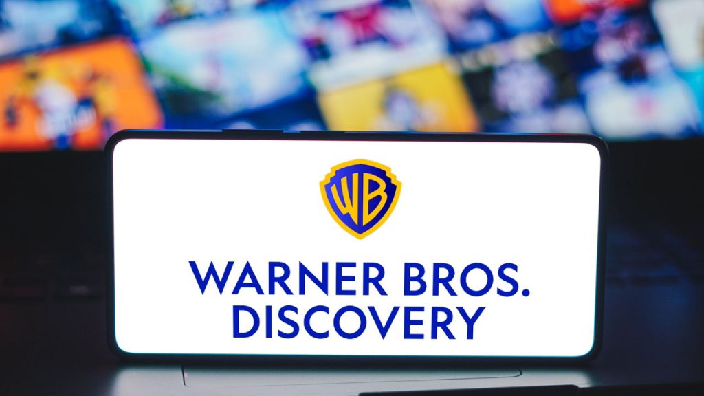 Warner Bros. Discovery no celular - Créditos: depositphotos.com / rafapress
