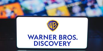 Warner Bros. Discovery no celular - Créditos: depositphotos.com / rafapress