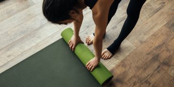 MUlher se preparando para yoga - Créditos: depositphotos.com / AntonMatyukha