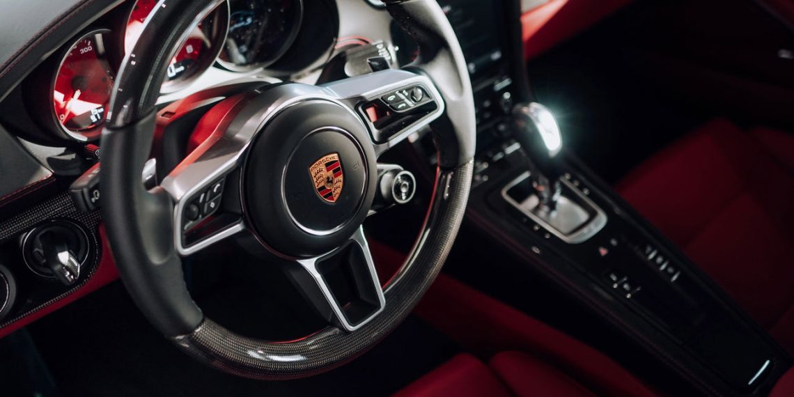 Interior do Porsche 718 Cayman - Créditos: depositphotos.com / grebenyev