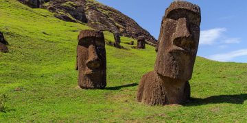 Moais na Ilha de Páscoa - Créditos: depositphotos.com / VladimirKrupenkin