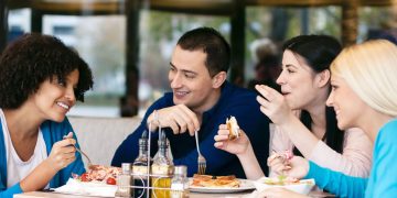 Almoço com amigos - Créditos: depositphotos.com / luckybusiness